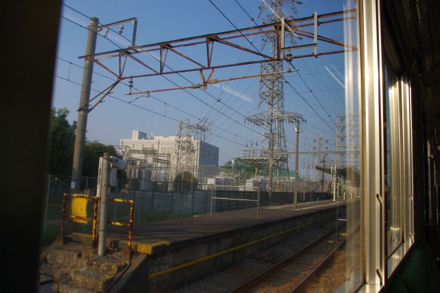 本線と分岐する浅野駅付近。鶴見線はほとんどが無人駅で、時間帯によっては乗客もほとんどいない。横浜市内とは思えない雰囲気を味わえる。