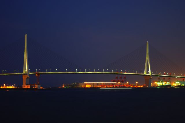夜の港町の風景。湾岸線とつばさ橋の光りの軌跡の夜景がとてもきれい。行き交う船も夜景の１つ。
