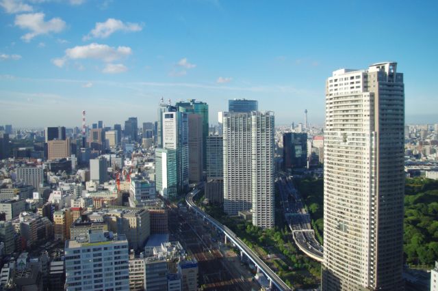 北北東方面。再開発で建設された汐留の高層ビル群が見える。奥には建設中の東京スカイツリーも見えます。