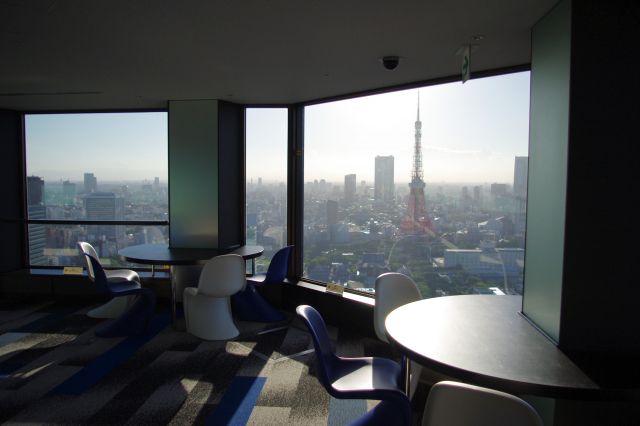 改装されて落ち着いた感じの内装。西側、東京タワー、六本木ヒルズ方面を眺める。夕方以降では最も見所と思った方角。