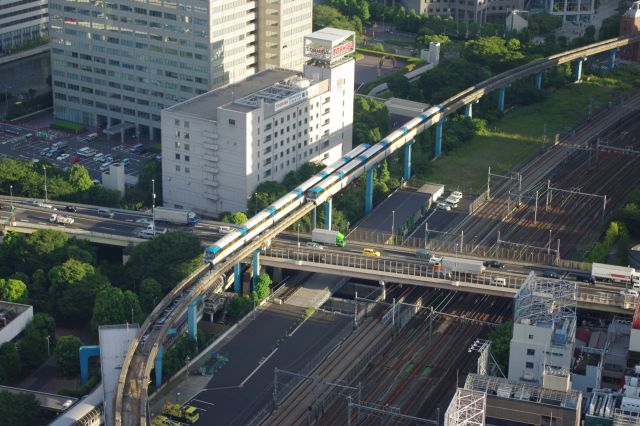 ビル最寄浜松町から羽田空港へとつながっている東京モノレール。首都高速都心環状線とクロスしている。