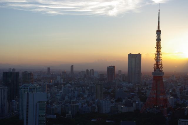 東京タワー・六本木ヒルズ方向。ちょうど東京タワーのすぐ横を通っていた夕陽が明るく大きく輝く。
