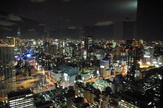 南側の夜景。一般的に展望台では三脚使用不可のため夜景が撮れないので雰囲気だけ(高感度ISO3200で撮影)。地上一面が明るい東京の夜景でした。ぜひ現地で体感して下さい。