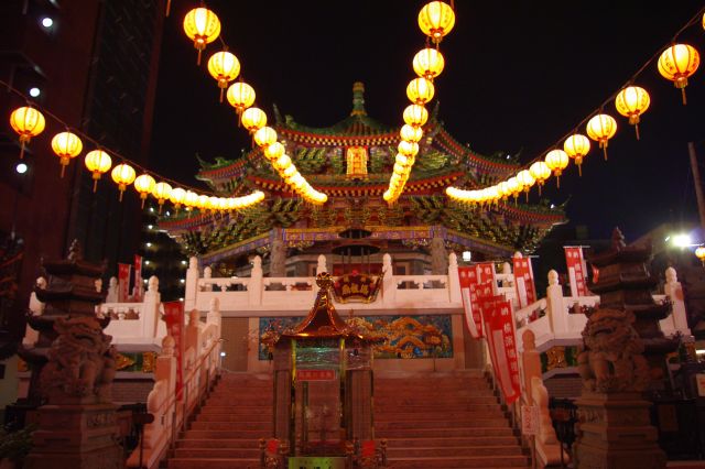 天后宮の中へ。アジアのお寺らしい鮮やかな色彩で、４列の提灯が明るい。
