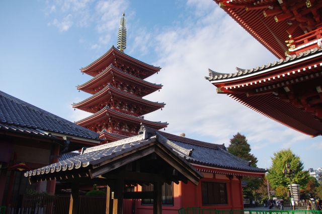 浅草寺に近づくと、左側に大きな五重塔が目に留まった。都内にも五重塔があったんですね。