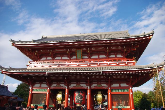 仲見世の突き当たりにある宝蔵門。近年訪れた増上寺や京都の仁和寺を連想させる大きな門でした。