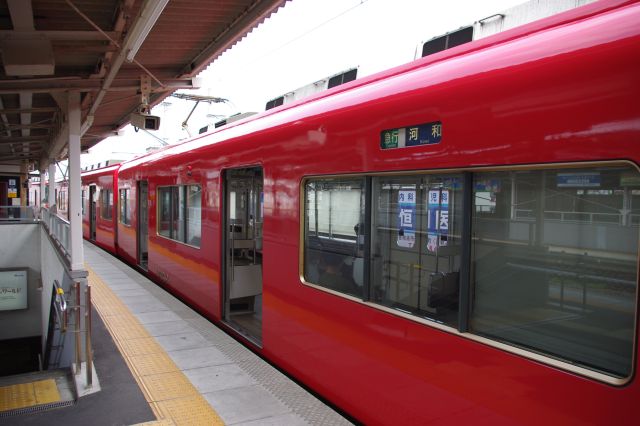 JR鵜沼駅から名鉄の新鵜沼駅へ乗り換え。真っ赤で印象的な名鉄の車両。