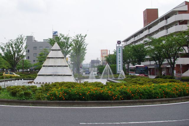名鉄犬山駅前。大きなロータリーと中央には噴水のある池がある。