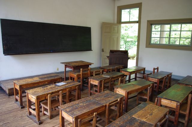 学校内は古い木製の小さな椅子と机が並ぶ。今の学校の教室よりは狭い。