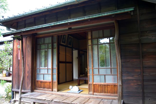 森鴎外・夏目漱石の家。２人は時期違いで同じ家に住んでいたという。「吾輩は猫である」にちなんで猫が置いてある。