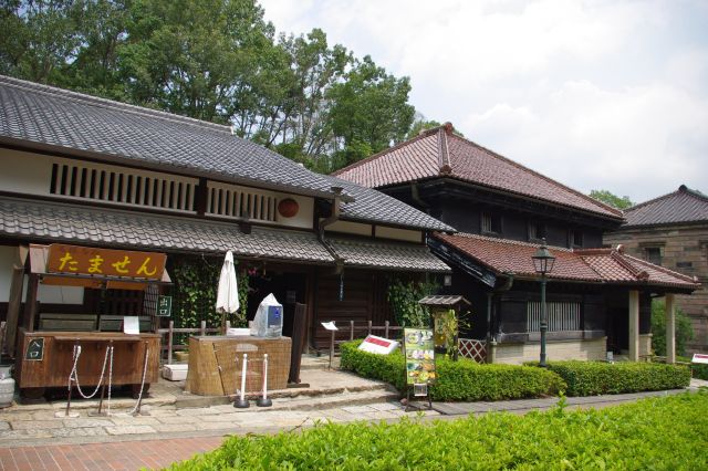京都中井酒造（左）と、安田銀行会津支店（右）。