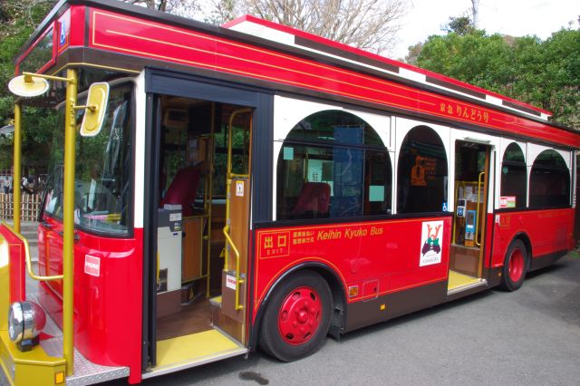 高徳院へと歩いてきた。入口前には高徳院と鎌倉駅を往復する派手なバスが止っていた。横の電工表示には大仏様の絵が。
