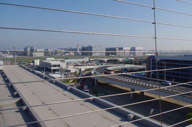 空港の南側には飛行機の格納庫や空港関係のビルが並ぶ。