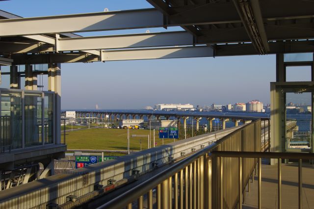 東京モノレールの新しい羽田空港国際線ビル駅、上り（浜松町方面）ホーム。南側を見る。下りホームは出発ロビー直結になっている。駅ホーム下に蕎麦屋があった。