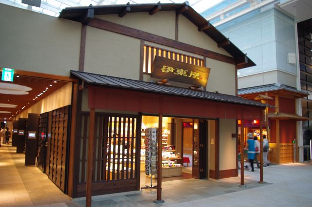 出発フロアの上の階にある、江戸の町を再現したエリア。ちょっと高めの日本食のお店や、日本各地のお土産を集めたお店があった。なんとも国際線らしい。国内にもこういう場所は少ないのでむしろ新鮮。