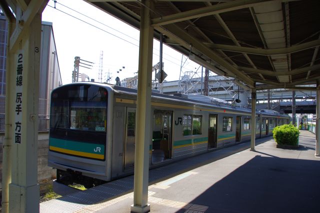 「２番線」しかない浜川崎駅のホーム。南武支線は２両しかない。