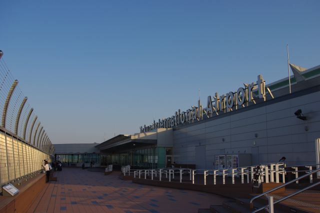 「Tokyo International Airport」。第２よりは狭いが、それでもかなり長く広い展望台です。開放的で気持ちいい所です。