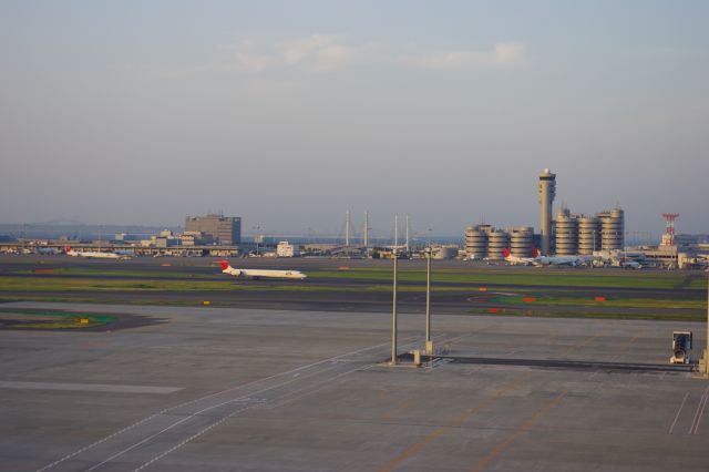 飛行機が着陸。奥には空港内の吊り橋が見える。