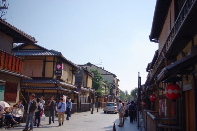 四条通を西に少し進み、花見小路へ入る。京都らしい古い町並みが続く通りで、人も多かった。