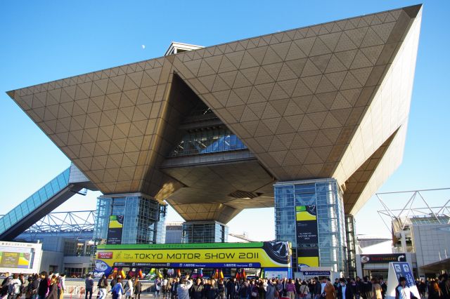 豊洲方面からゆりかもめで国際展示場正門駅（現・東京ビッグサイト駅）へ。ビッグサイトの大きな建物が目を引く。