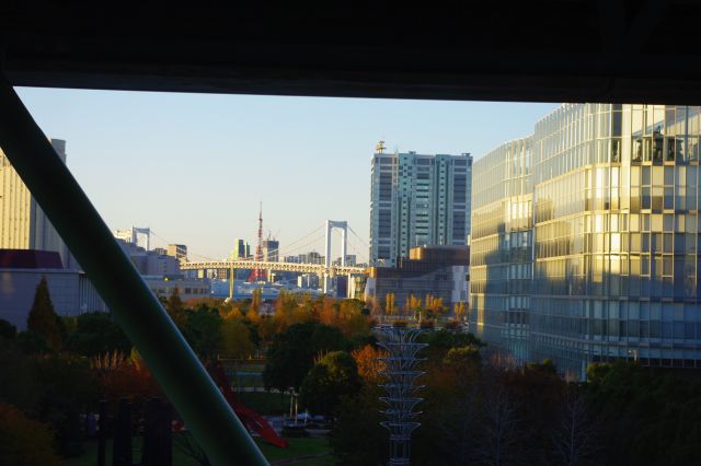 ゆりかもめでテレコムセンター駅へ。駅周辺からはちょうどレインボーブリッジ・東京タワーが見渡せるようになっていて、展望風景も期待感を感じる。