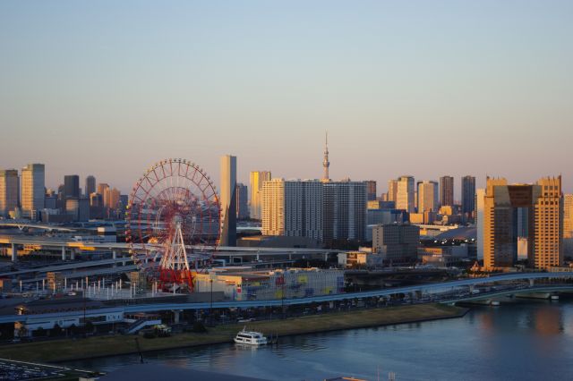 北北東方面、パレットタウンの観覧車と、遠くに東京スカイツリーの上部も見えた。