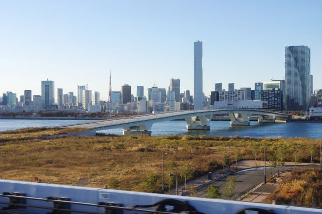 新豊洲を過ぎるとほとんどが空き地で、ビルの合間から東京タワーなども見える。晴海大橋の西側に新しい橋（豊洲大橋）が建造中。いずれ晴海・新豊洲の大動脈になるのだろう。