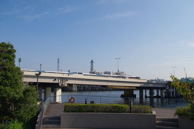 りんかい線駅の南側出口前の公園。目前に運河上に首都高速１号羽田線と東京モノレールが走っている。羽田空港も近く、飛行機の飛び立つ姿も見える。