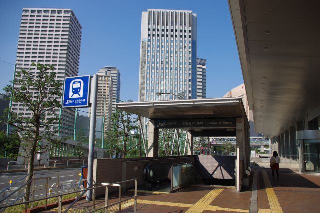 りんかい線駅の出口。隣駅のお台場の東京テレポート駅と比べるとかなり閑散としている。