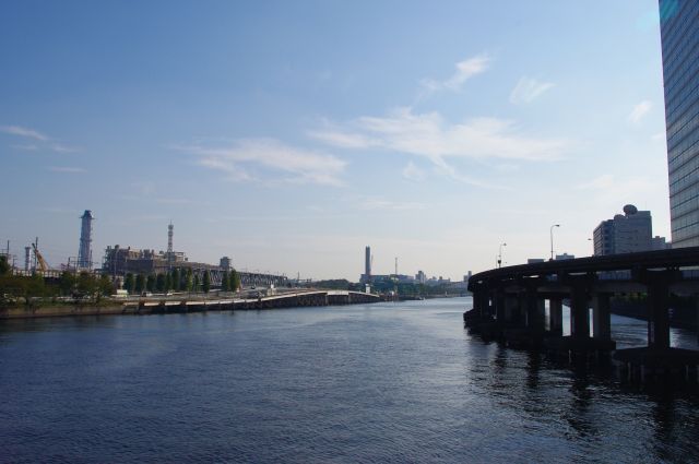 橋の上から南側を眺める。首都高やモノレールが運河上を走っているが、それらから見ていたまさにこの場所が天王洲アイルだったんだと知った。