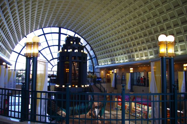 反対側から。奥の右側には「銀河劇場」があります。中央のエレベーターは冬にはイルミネーションで飾られます。