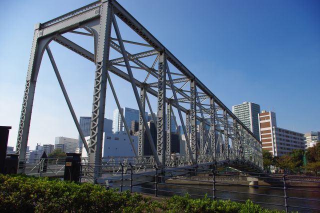 ふれあい橋の近くへ。橋は品川区と港区の境で、橋を渡った先は東京海洋大学。