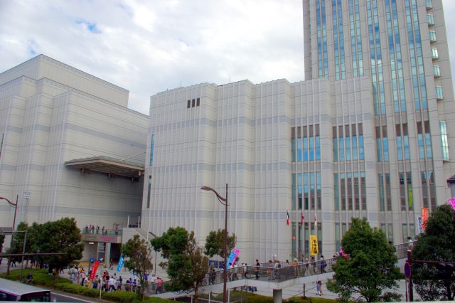 デモ行進が街を進んでゆく（横須賀中央駅方面へ。これから移行とする方向へ…）。正面は何度か演奏したことがある横須賀芸術劇場。