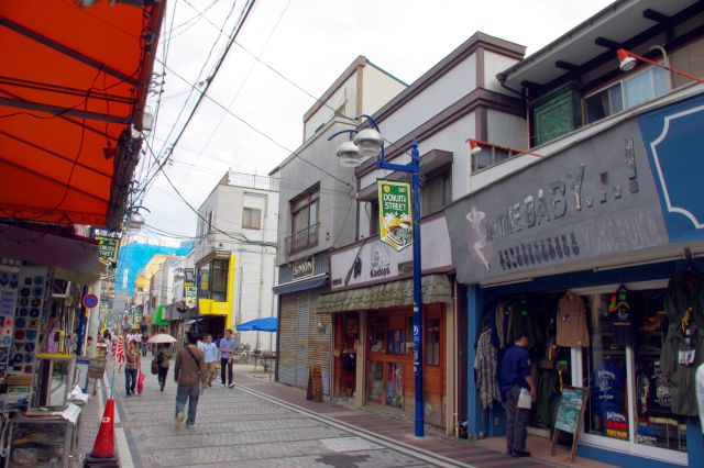 横須賀発祥のスカジャンやカレーのお店が多数並ぶ。