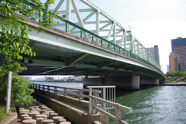 相生橋の下をくぐって行ける構造になっています。橋の下は満潮時には水が入ってくるようです。