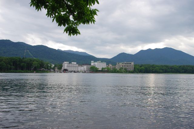 湖はほとんど林に覆われてて見づらいですが、たまに見える所があります。対岸にあるホテル群。