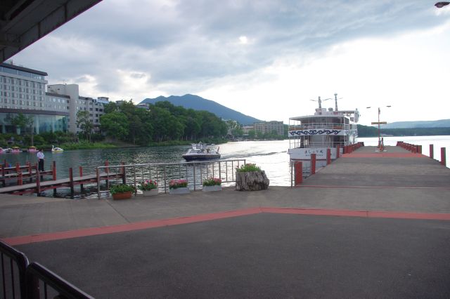 船着場には観光船が停泊。
