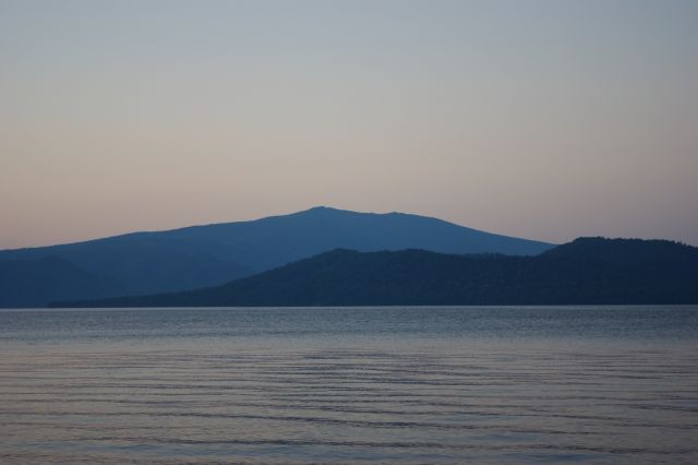 手前の山並みは湖内にある中島という丸い島。奥の藻琴山は夕空との境が美しい。