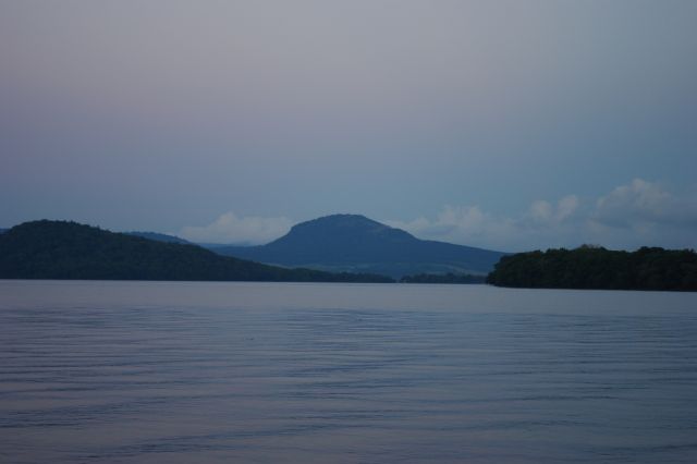 左側は右岸から湖に突き出る和琴半島。（奥の山は不明）