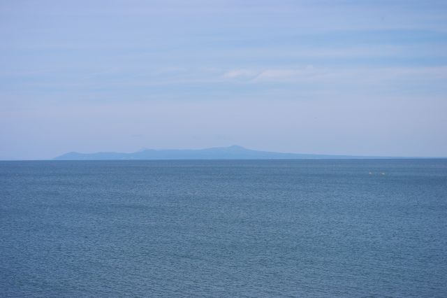 海沿いに走行中ずっと国後島のシルエットが見えました。かなり幅広くて大きな島です。