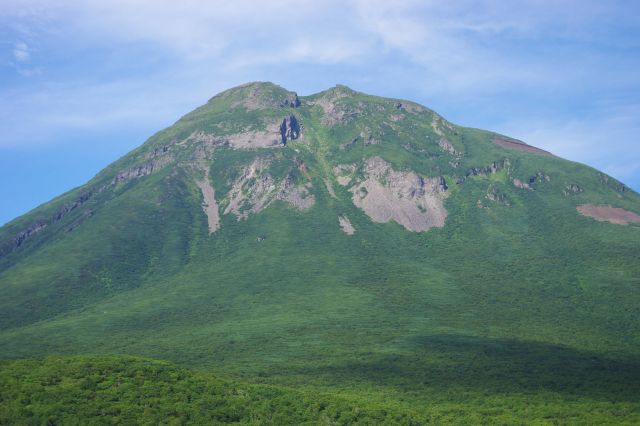 羅臼岳をズーム。広大な緑の森林、ダイナミックな岩肌、とてもスケールの大きな力強い山です。