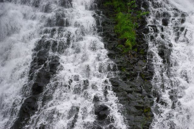 滝をズーム。急斜面の岩肌に勢い良く水が流れます。