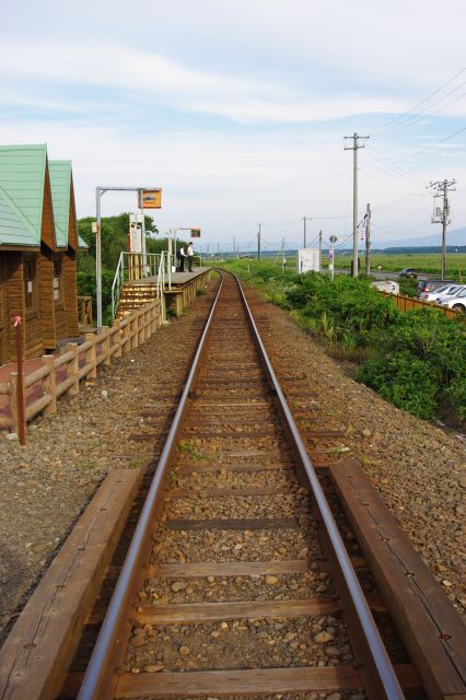 斜里・釧路方面。小さな駅舎とシンプルなホームがあります。
