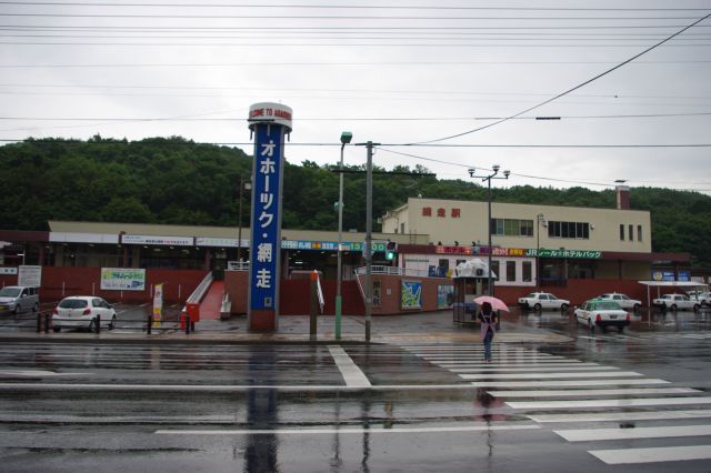 雨の網走駅。比較的大きい駅ですが車社会の北海道らしく市街地の外れにあり、列車も数えるほどしか来ません。