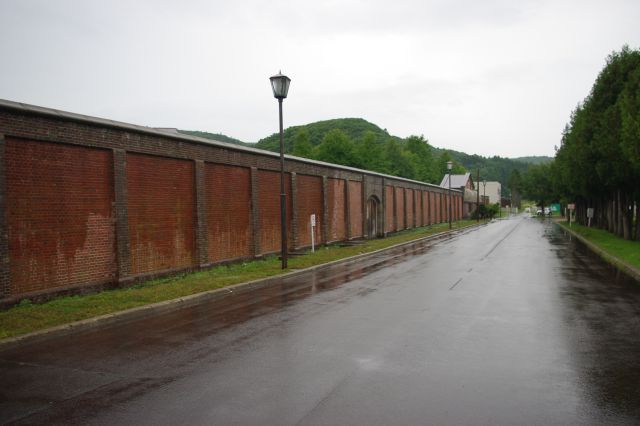 左側の網走刑務所は赤いレンガの塀で囲われています。