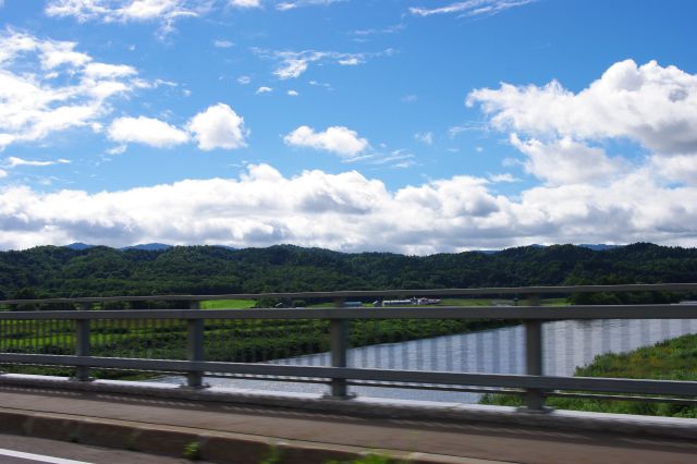 並行してきた天塩川を渡るところ。日本で４番目に長い川です。