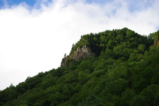 高さ200mという、見たこともないような巨大な断崖の中に位置する渓谷。
