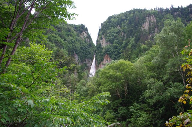 落差90mの「流星の滝」が巨大な断崖を切り崩すように流れています。