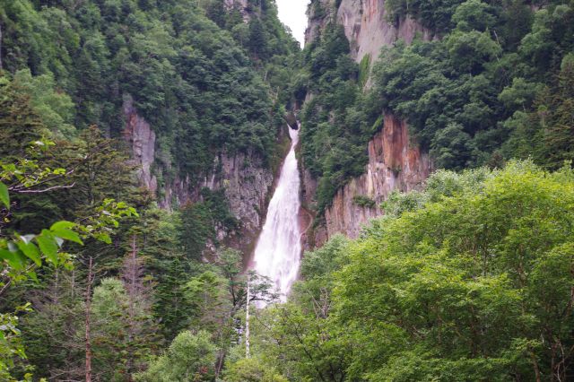 流星の滝をズーム。縦に切り立った断崖を勢いよく流れ、「雄滝」とも呼ばれます。