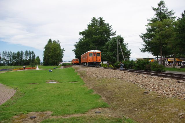 公園内には線路があり気動車が2両展示されています。